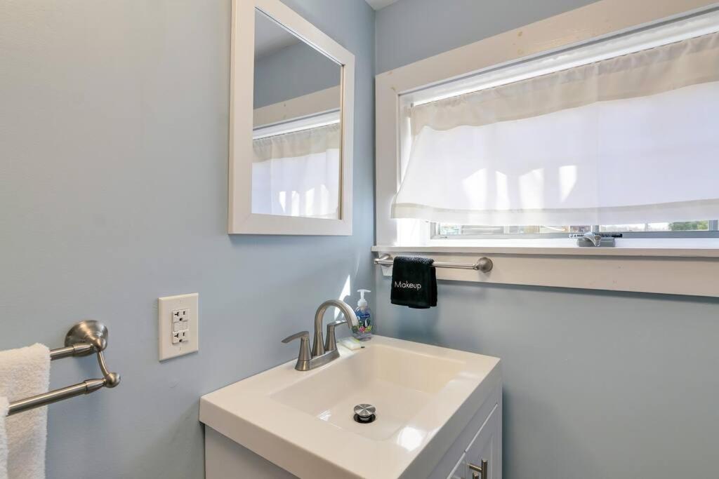2Br Apt W/ 3 Min Walk To Downtown Swh - Low Tide 사우스웨스트하버 외부 사진